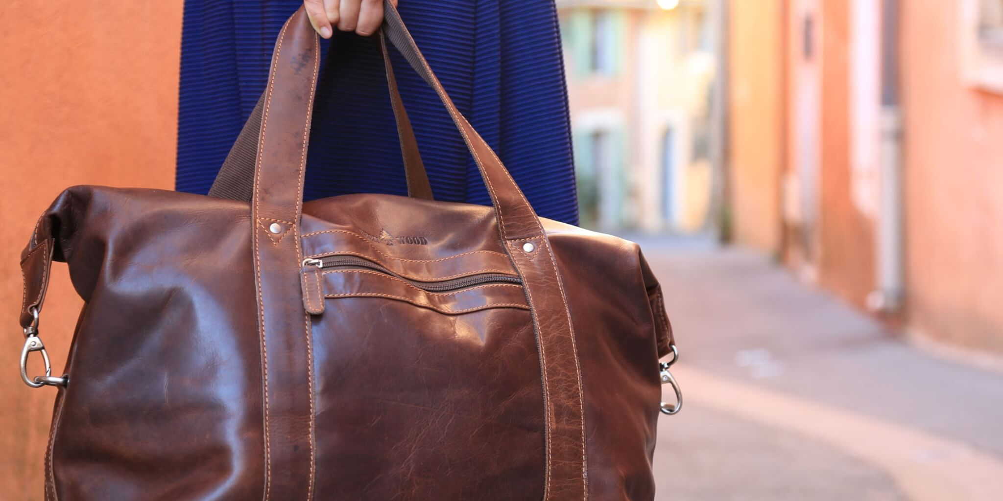 braune greenwood leder-reisetasche und weekender